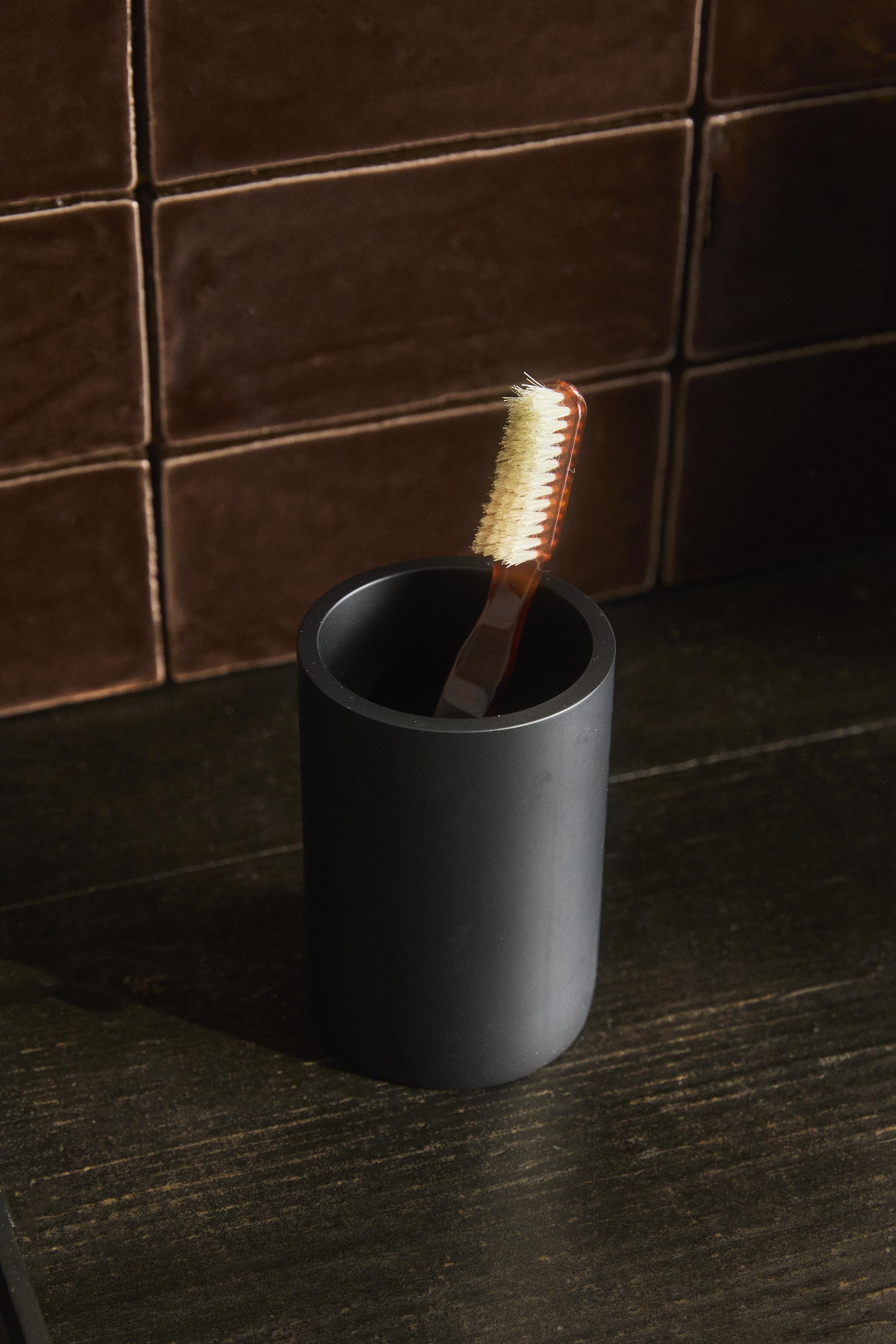 GOBELET BROSSE À DENTS RÉSINE NOIR